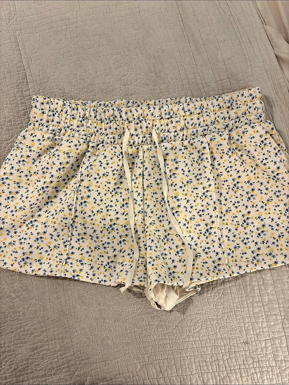 Blogilates Marshmallow Dolphin Shorts Floral White & Blue XL